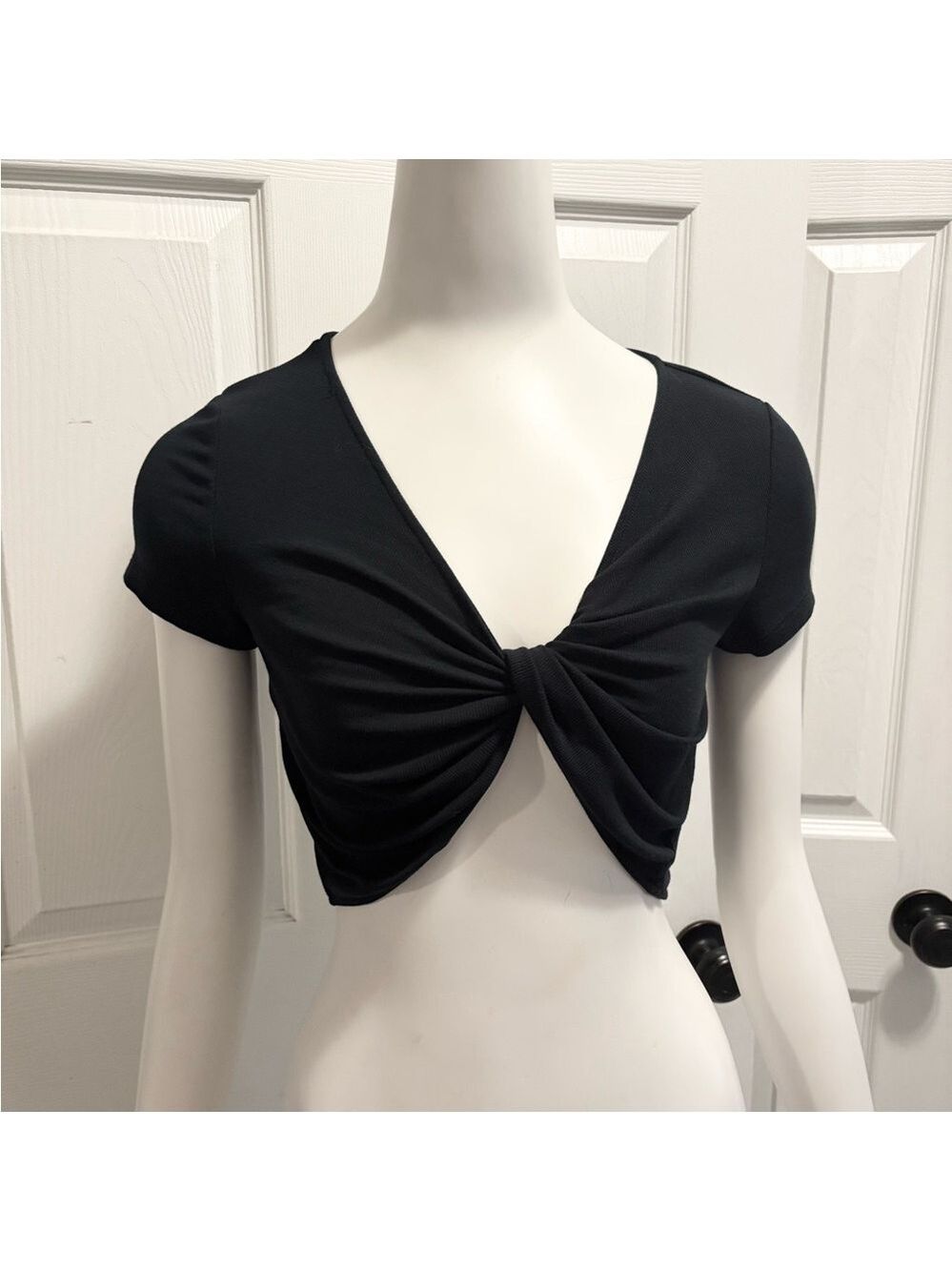 Sunday Best Aritzia Cassie Twist Front Crop Tee Black Top Size Medium